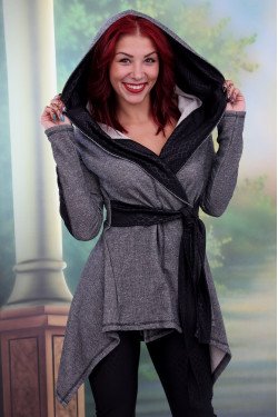 ЯКЕ С КАЧУЛКА ЖЕНИ