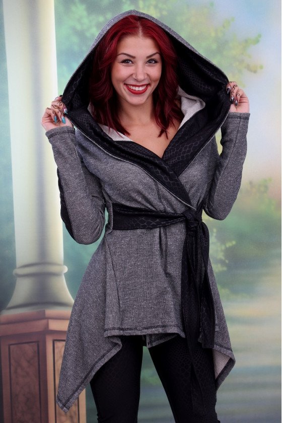 ЯКЕ С КАЧУЛКА ЖЕНИ